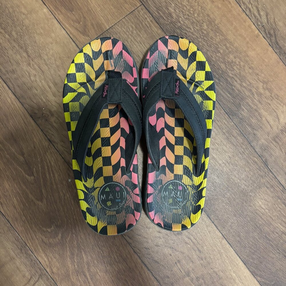 Maui & Sons 80's inspired men's thongs sandals